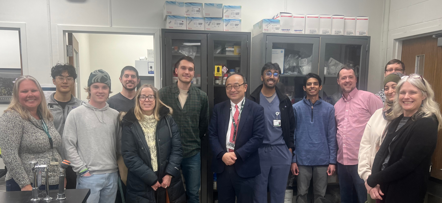 Group photo of the Burn's family in Charles Hong lab